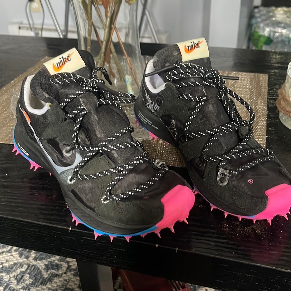 Nike tennis shoes do not have soles in good condition